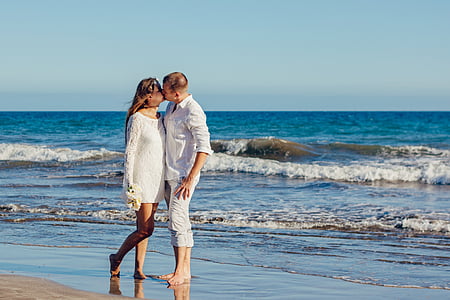 Beach, tengerparti esküvő, élvezet, szórakozás, boldogság, csók, csók