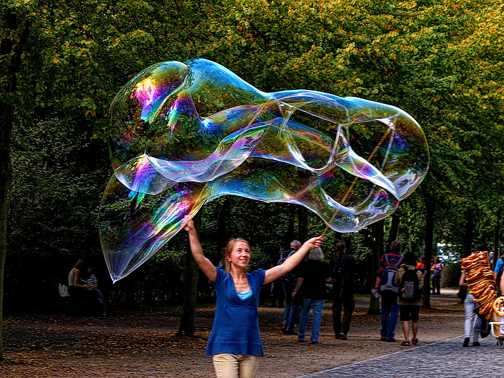 zeepbel, reusachtige zeepbel, vrouw zeepbellen maken, seifenblasen Berlijn