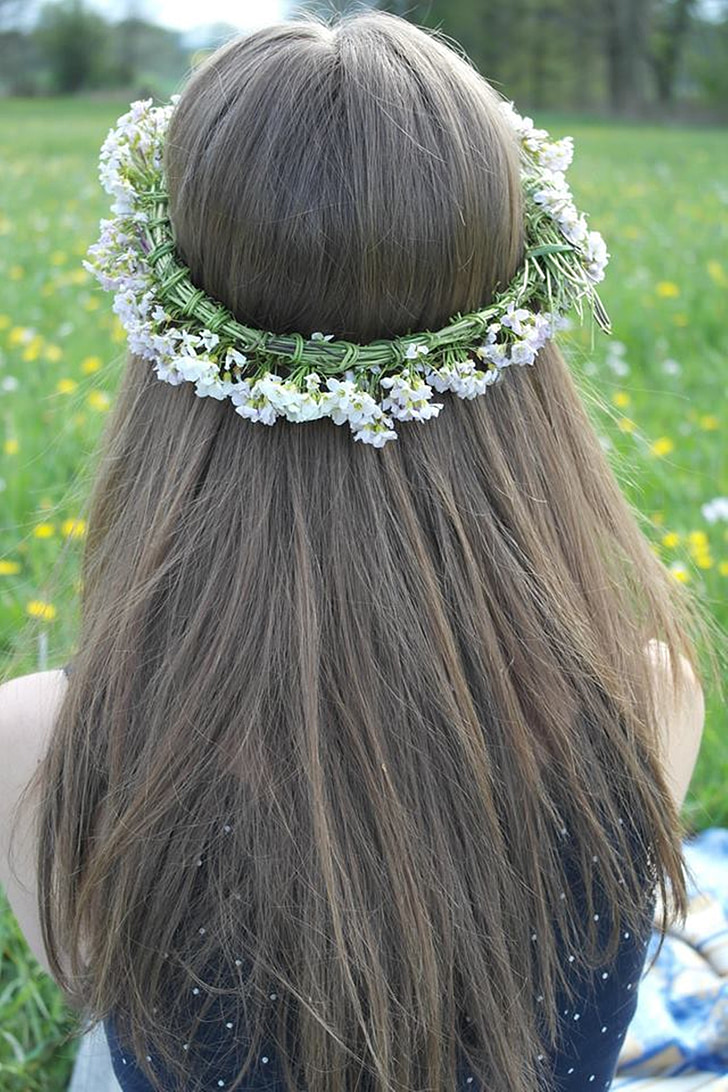 Gadis, kepala, rambut lurus, karangan bunga, di luar rumah