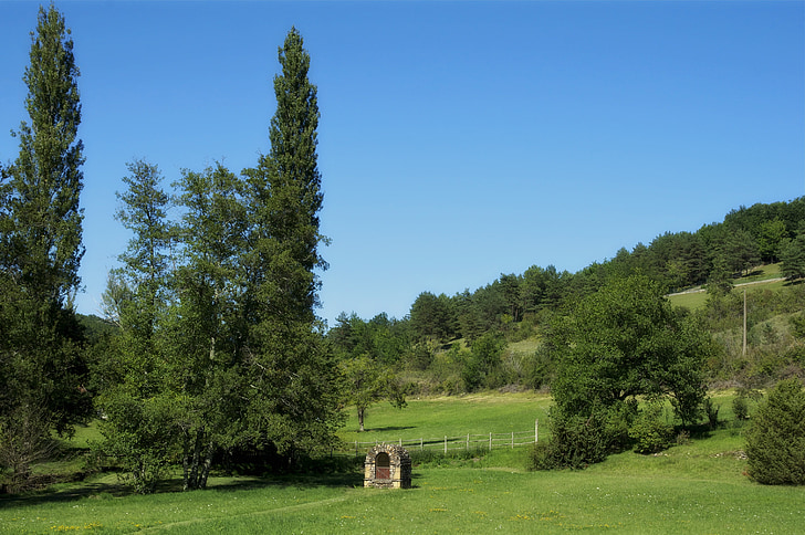 Dordogne, Francia, pozo de agua, colina, bosque, árboles, cielo