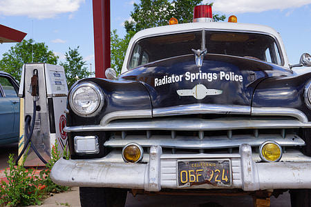 městečko Radiator springs, Spojené státy americké, policejní auto, Americká, Utah, staré, auto