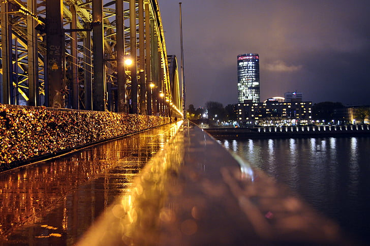 Hohenzollern most, Hyatt hotel, Köln, Ren, noč, osvetljeni, odsev