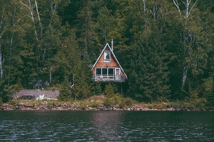 brun, blanc, en bois, maison, à côté de, rivière, photo