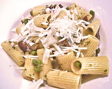 boccolotti pasta, herned, peekon, seened, juustu, toidu, pasta