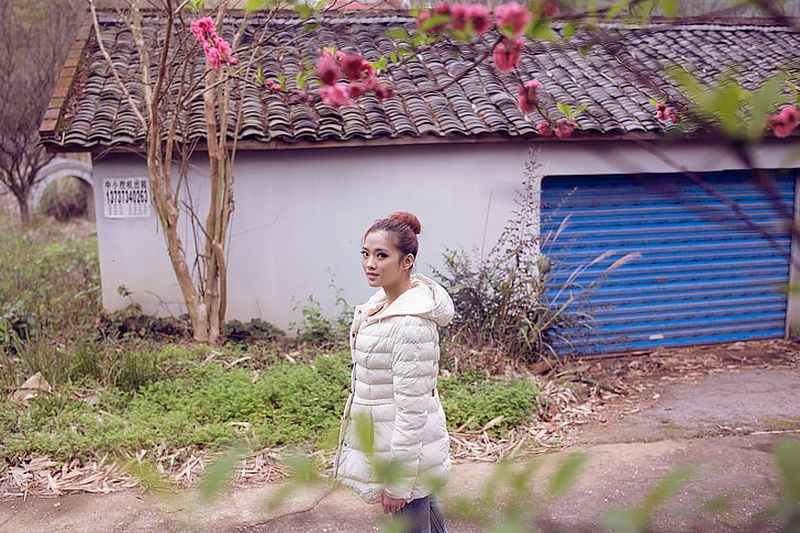 peach blossom, quilted jacket, small house, review, sideways, side girl, girl wearing a down coat