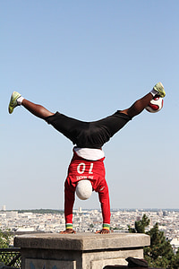 Busker, fotboll, gatan artist, Paris Frankrike