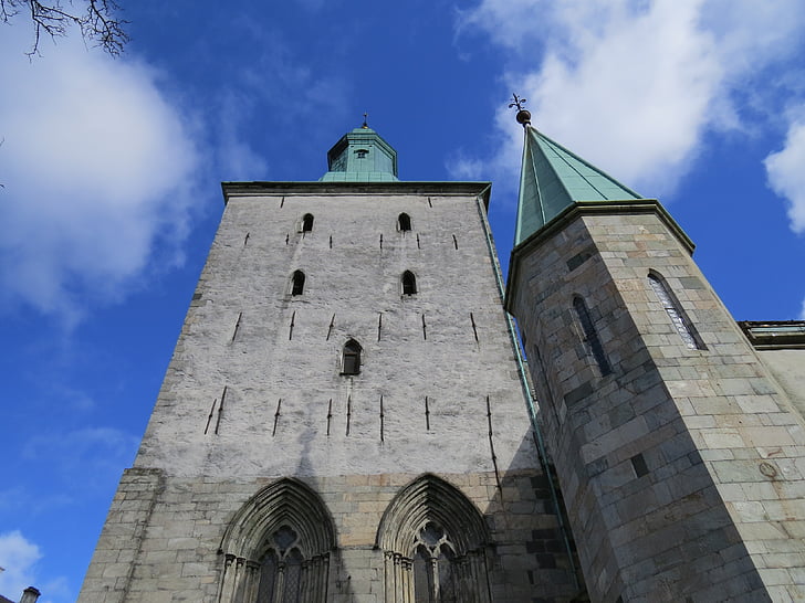 Noorwegen, hoofdingang van de kathedraal in bergen in april, blauwe hemel van bergen