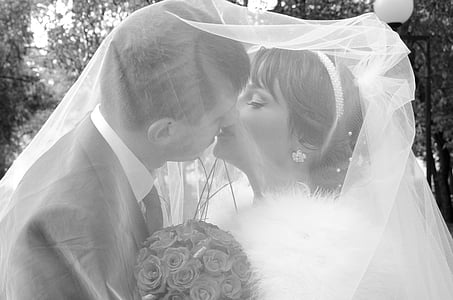 kus, de bruidegom, bruid, wandeling, net getrouwd, jurk, geluk