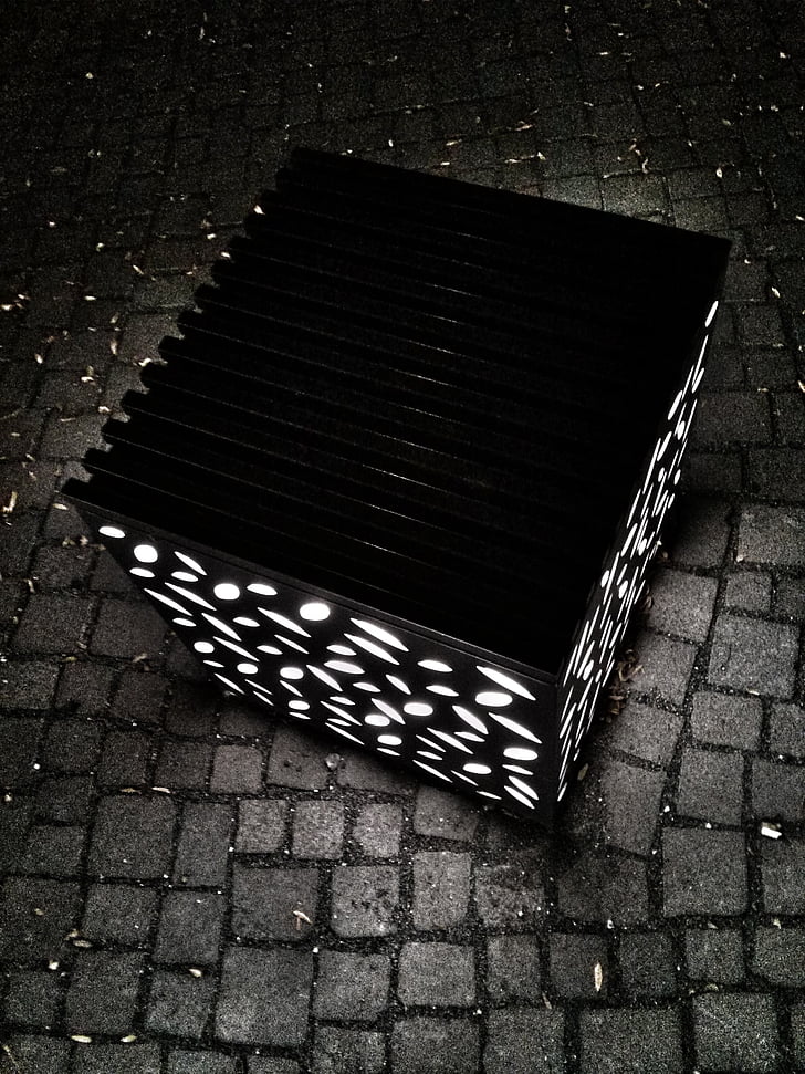 Lichtspiel, Cube, noir et blanc, Coburg, Albertplatz, nuit