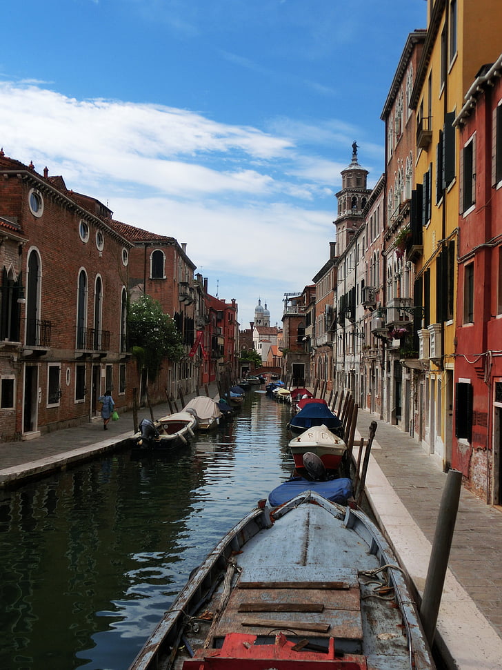 Венеция, автовлак, лодки