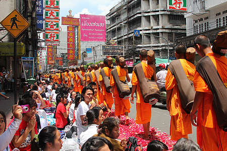 moines, bouddhisme, moines bouddhistes, marche, cérémonie, pétales de rose, pétales