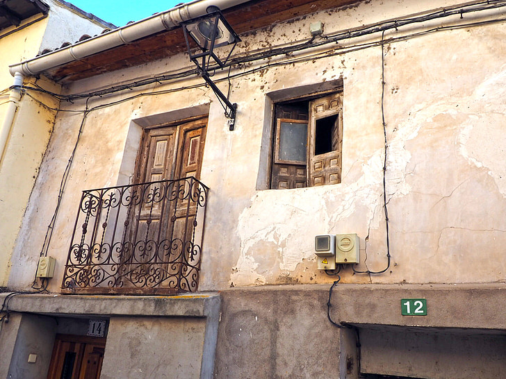 Stara hiša, ruševine, ulične svetilke, okno, balkon, stari, stara okna