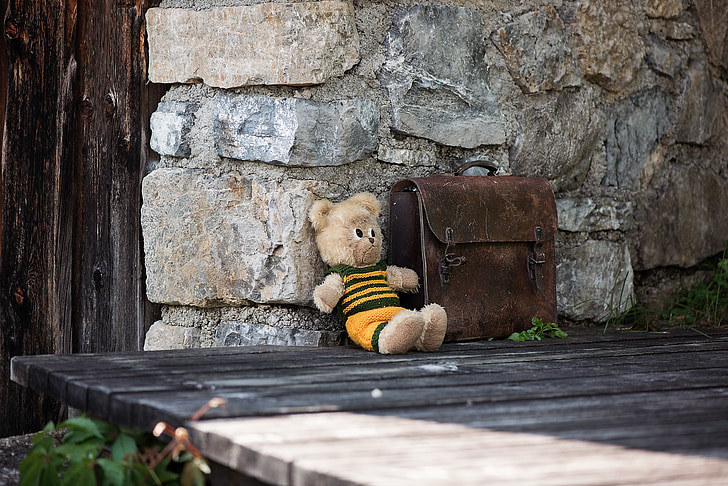 Teddy, bamse, skoletaske, læderetui, taske, tøjdyr, alene