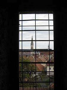 Koszeg, Castell, finestra amb gelosia, Perspectiva