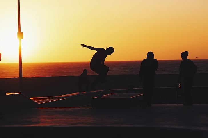 silhouet, foto, drie, persoon, skateboarden, in de buurt van, lichaam