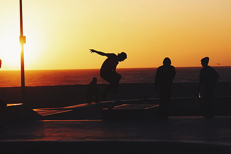 siluet, foto, tiga, orang, skateboarding, dekat, tubuh