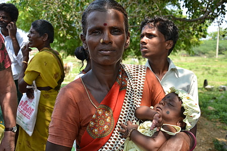 Moterys, trečiojo pasaulio šalyse, Indija, skurdo, išmaldos prašymas, Indijos, bado