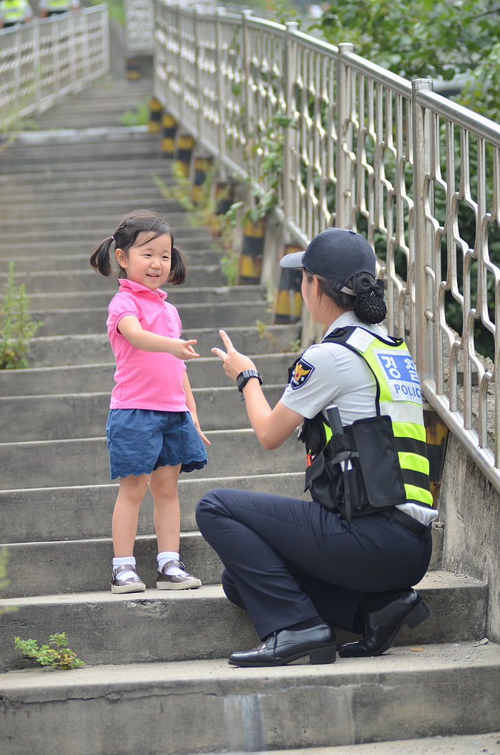 otrok, ženski policije, policewomen, stopnice, mir, škarje, rock