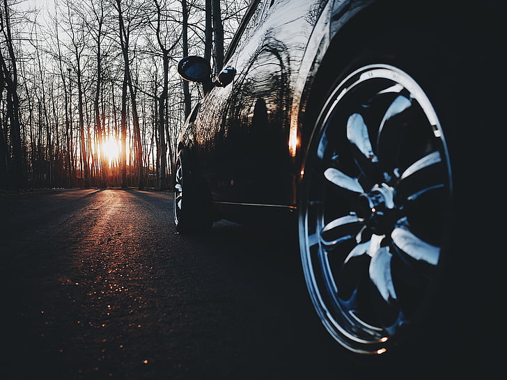 Closeup, Foto, negro, coche, hormigón, carretera, puesta de sol