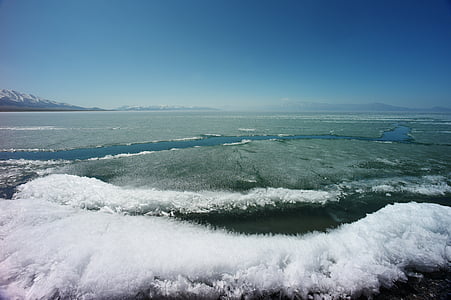 Lago sailimu, em xinjiang, derretimento do gelo, crosta de gelo, lago glacial