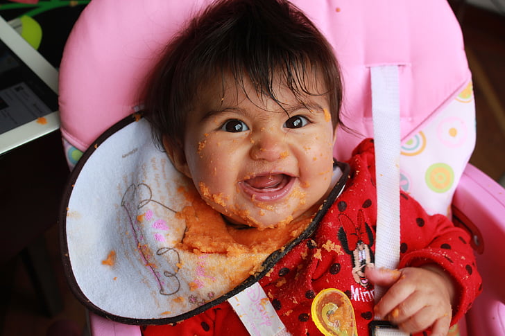 Laura isabel, dítě, mrkvovým pyré, dítě s úsměvem, první jídlo