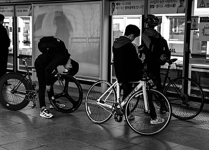 gaida, ceļojumi, velosipēdu brauciens, metro, pagaidiet, draugi, melnbalts