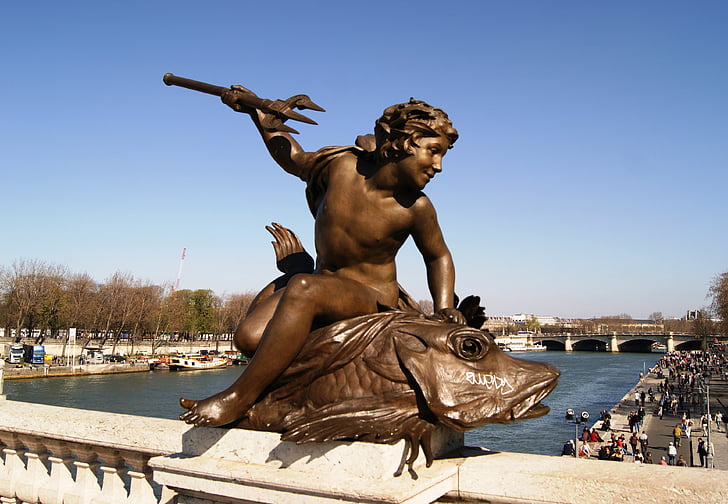 París, Puente de Alexandre iii, estatua de, Triton