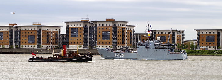 barcos, Marina de guerra, vapor de, junto al río, Festival