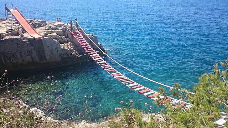 Puente de alambre, Mar Adriático, Pula Croacia, días de fiesta, vacaciones, Faro