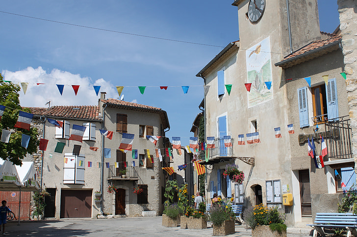 byn, flaggor, allmän helgdag, sommar, Provence, Frankrike, Village square
