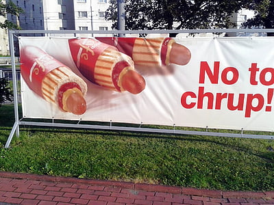 Vacsava, Ba Lan, con chó nóng quảng cáo