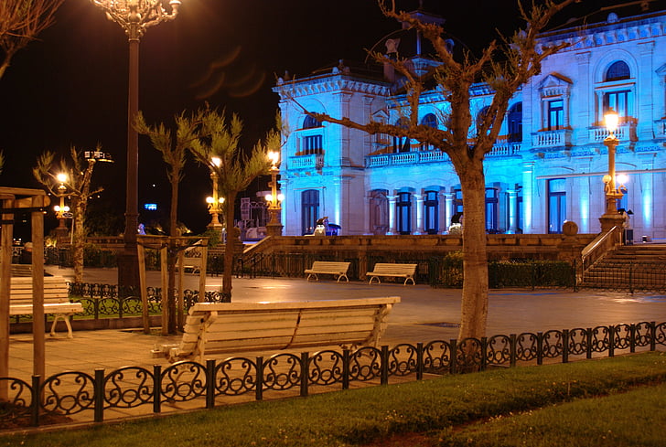 Stadhuis van san sebastián, het platform, nacht landschap