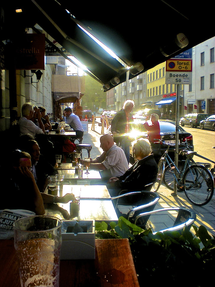 vida en la calle, mesas al aire libre, Södermalm, Estocolmo