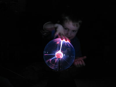 niño, curioso, bola de plasma, pequeños exploradores, aprender, investigadores