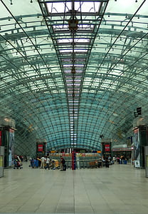 Frankfurt nad Mohanem Německo, Letiště, Letiště vlakové nádraží, hala, Prosklená střecha, široké, symetrie