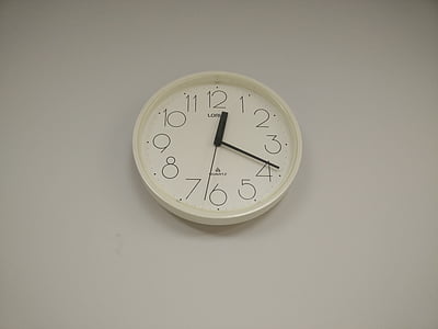 klokke, klokken på veggen, tid, time, minutt, klokken