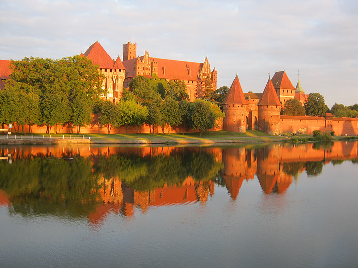 castle, reflection in water, sunset castle, lake, reflexion, malbork, mirroring in water