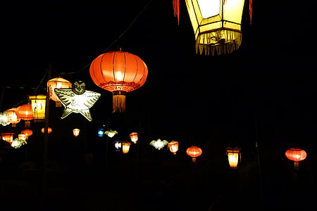 ķīniešu lukturīši, naktī, Gārlenda