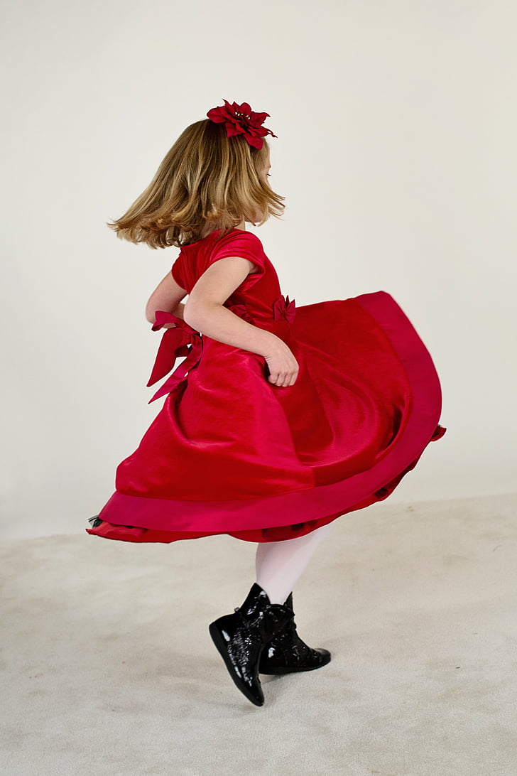 nena, corrent, vestit vermell, feliç, nen, noia, poc