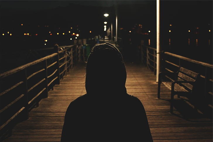 silueta, osoba, hoodie, stoji, osvijetljeni, most, preko dana