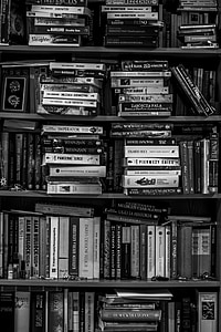 knjige, knjižne police, knjižnica, črno-belo, šola, izobraževanje, informacije