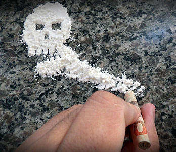 Kokaín, drogy, smrť, chemická závislosť, toxické, väzenia, narkoman