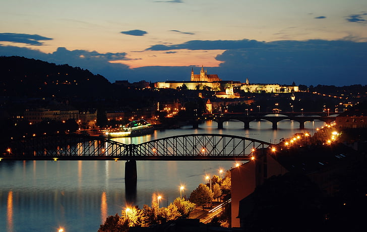 Praag, avond, zonsondergang, Vltava, de lichten van de stad, brug, rivier