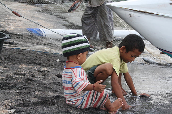 Бали, Индонезия, Амед, пляж, дети, рыболовные суда
