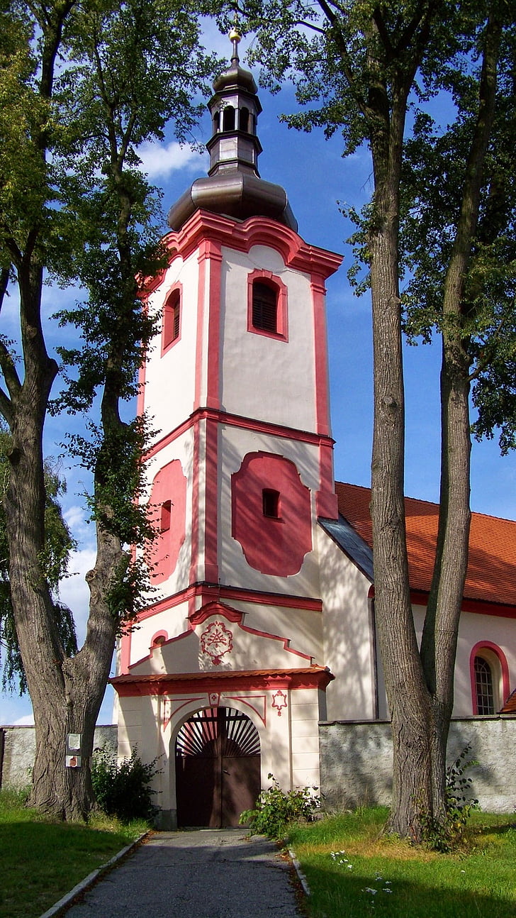 Церковь, деревья, Шпиль