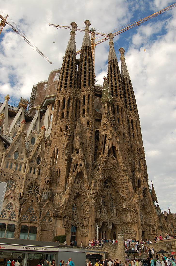 Barcelona, Spanyolország, La sagrada familia, Nevezetességek, székesegyház, torony, ablak
