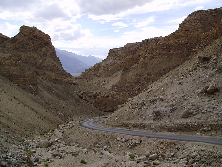 montagnes, Ladakh, route, roches, nues, dénudées, désert froid