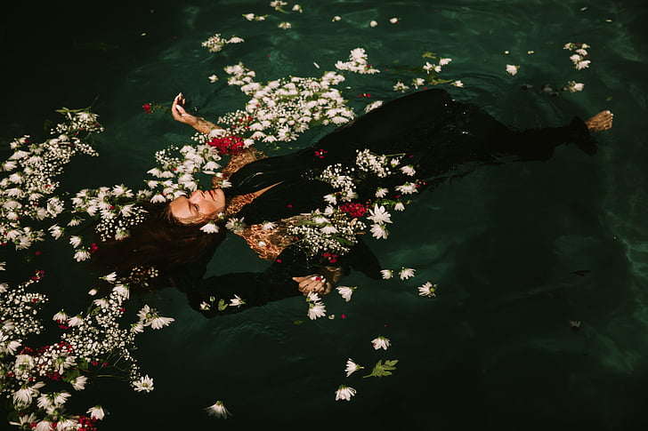 Frau, Pool, rund um, weiß, petaled, Blumen, Mädchen