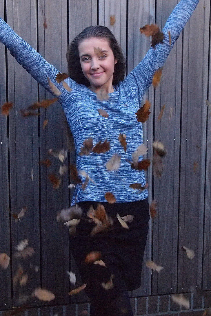 meisje, Herfstbladeren, leuk, -stap-springen, omhoog