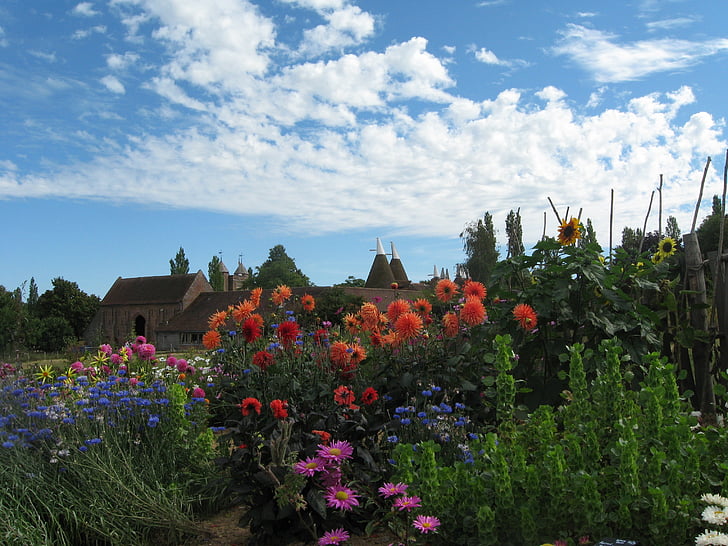 Sissinghurst, Kent, ogród, kwiaty, oast house